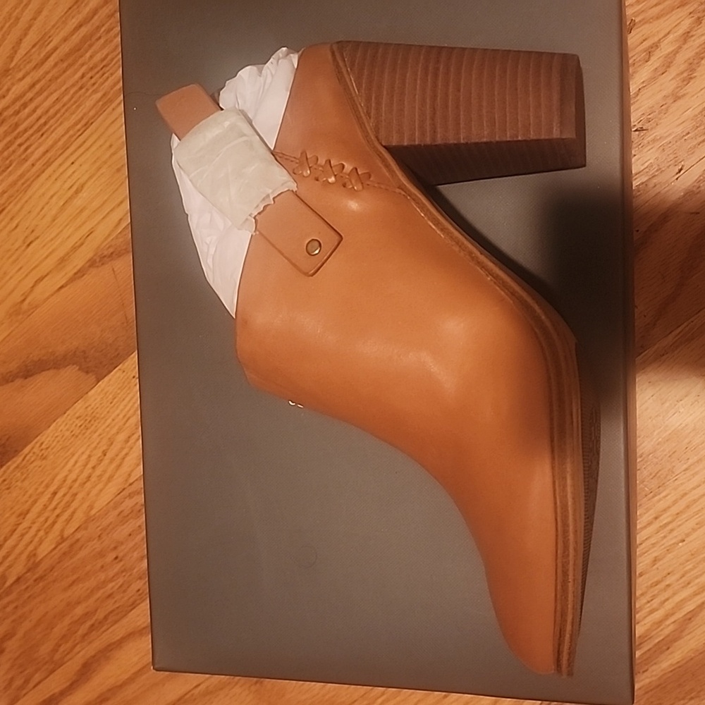 NIB Vince Camuto "Finola" Buckle Strap Mules Tan 9M - Picture 10 of 13